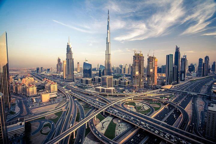 Discover the stunning skyline of Dubai featuring the iconic Burj Khalifa and luxurious architecture. Experience a blend of modernity and elegance that defines this incredible city.